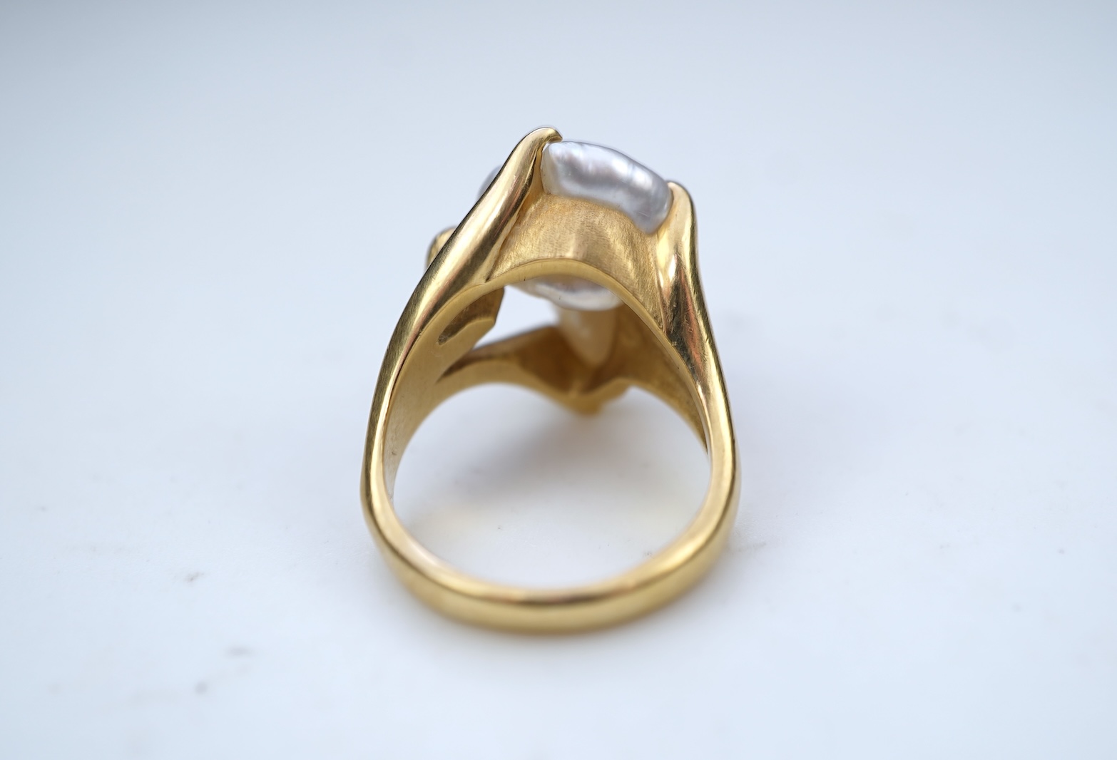 A gold and pearl ring